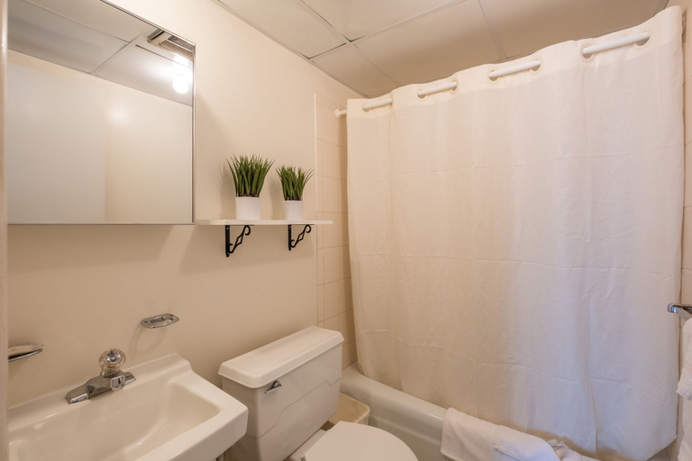 Bathroom 4, Tahiti Inn, Cape May