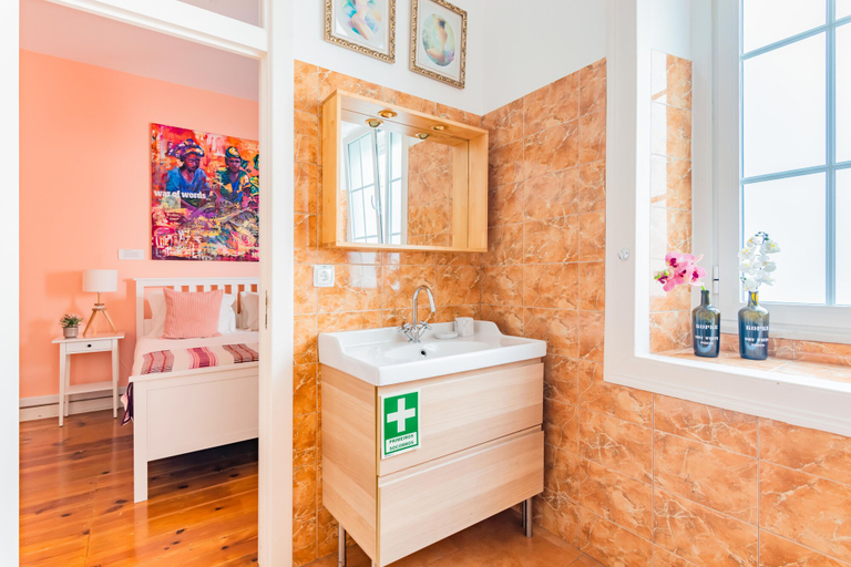 Bathroom 4, Bright & Beautiful Top Floor Graça Flat, Lisbon