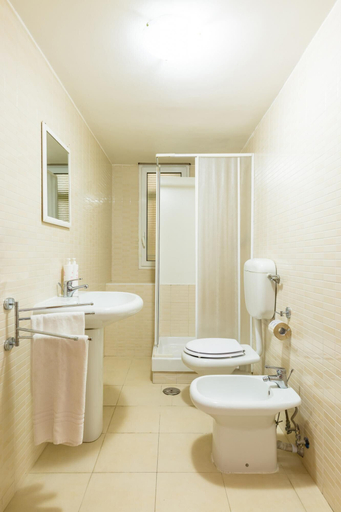 Bathroom, Central Station Family Apt by Wonderful Italy, Napoli