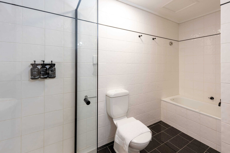 Bathroom 2, Chic 1-bedroom Apartment in Melbourne CBD, Melbourne