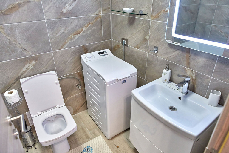 Bathroom 3, Alezzi, Navodari