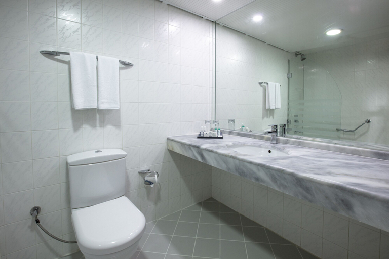 Bathroom 5, The Grand Blue Sky International, Kuşadası