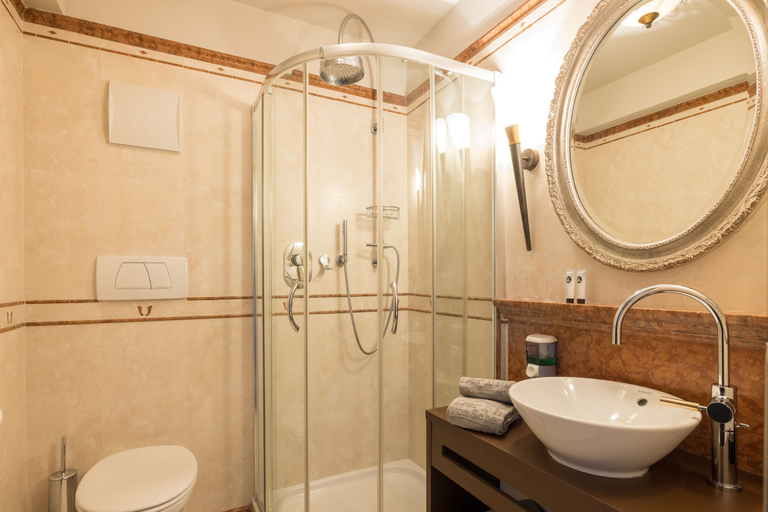 Bathroom 4, Hotel Finkenhof, Bolzano