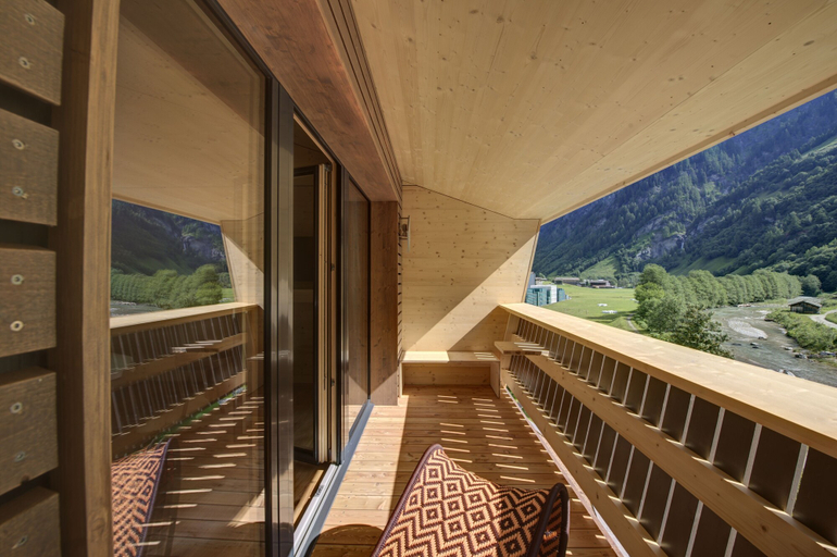 Others 5, Hotel Rovanada, Surselva