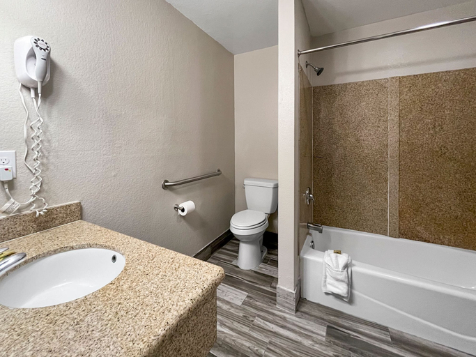 Bathroom 5, Rodeo Lodge, Fresno