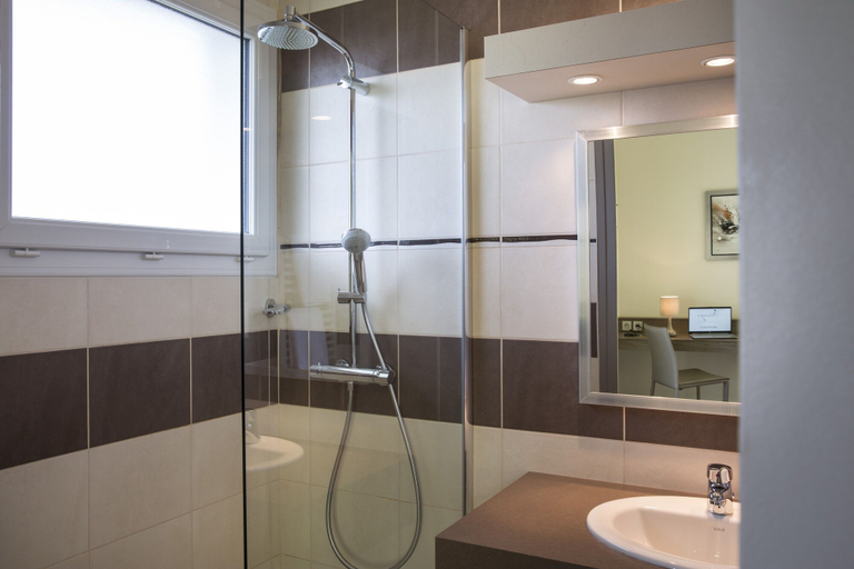 Bathroom 5, Hôtel Les Mésanges, Isère