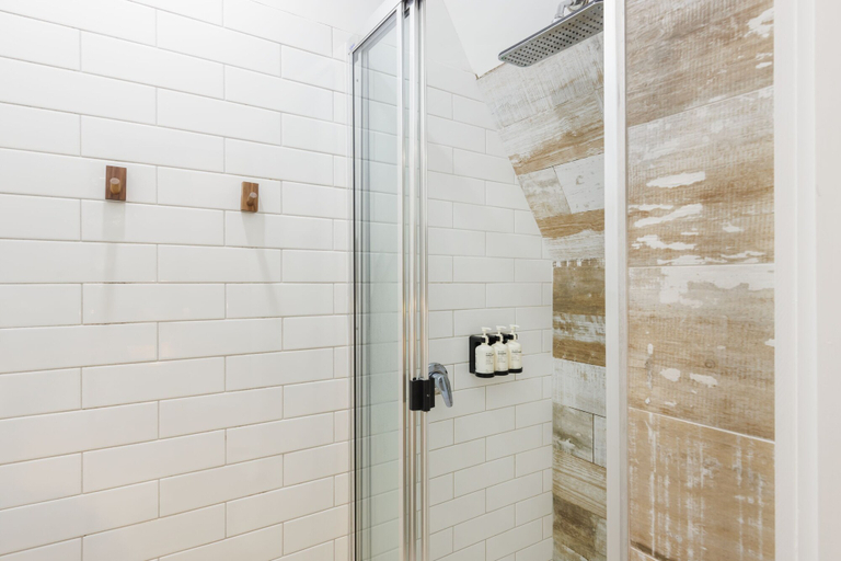 Bathroom 5, Bounce Magnetic Island, Magnetic Island