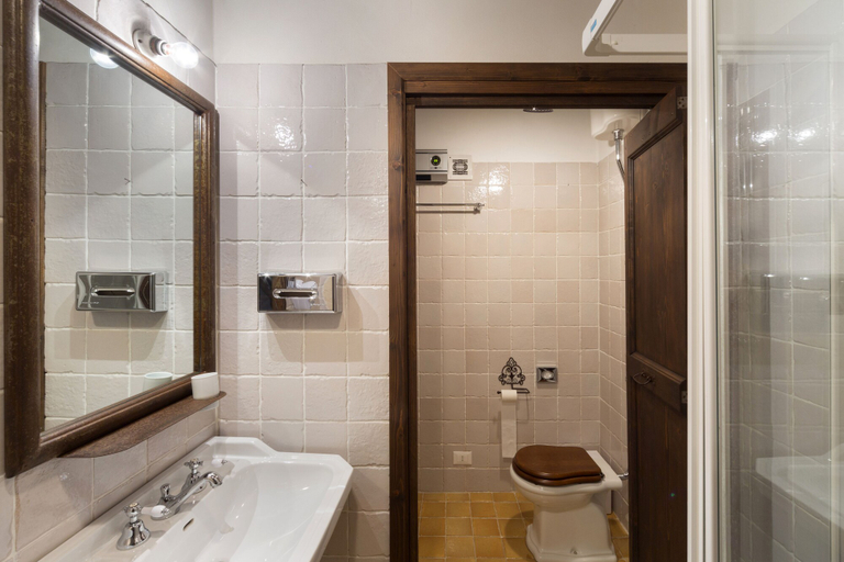 Bathroom 4, Masseria Fortificata Lo Zafferaneto, Syracuse