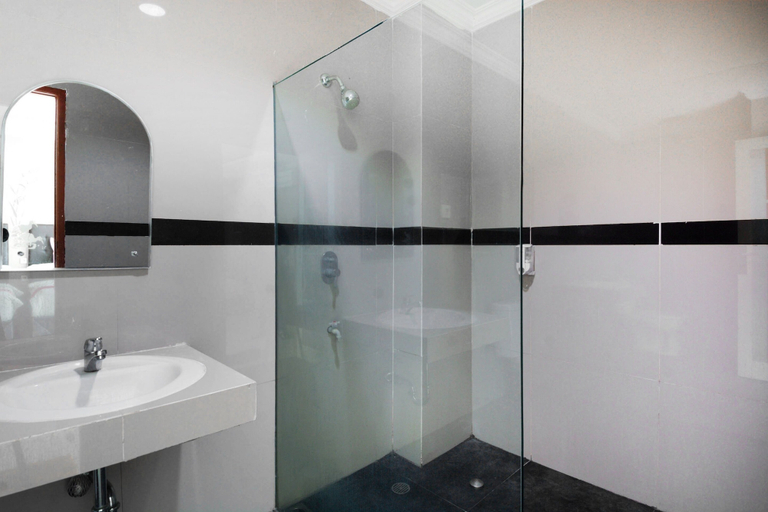 Bathroom 4, Collection O 3431 Hotel Alpha Bandara, Palembang