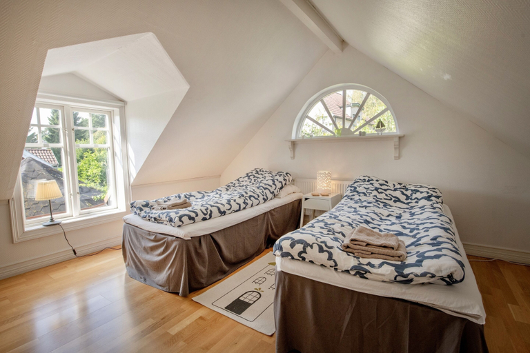 Room 4, 2 Bed House Sleeps 4 with Garden & Free Parking, Ronneby