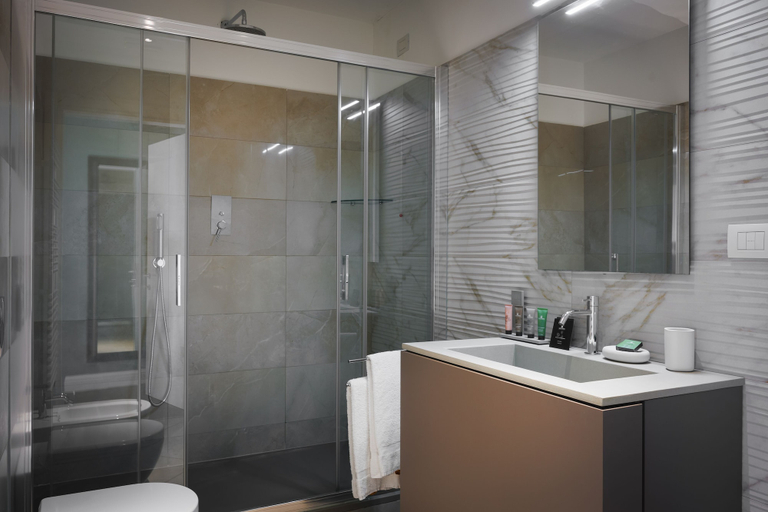 Bathroom 5, Maison Santa Croce, Florence