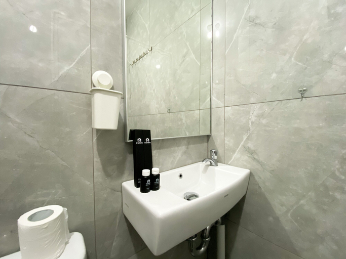 Bathroom 4, Cozy Stay Studio At Sayana Bekasi Apartment, Bekasi
