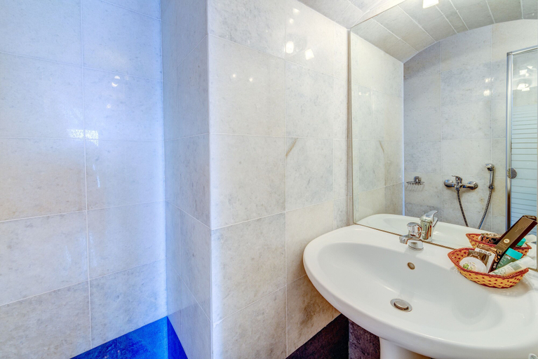Bathroom 5, Apollonion Palace Hotel, South Aegean