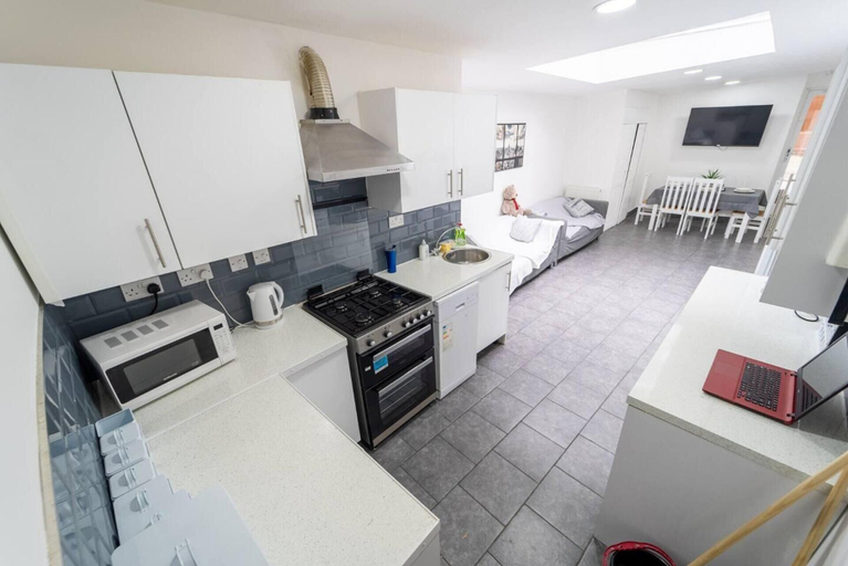 Others 2, Studio Close to Selly Oak Train Station, Birmingham