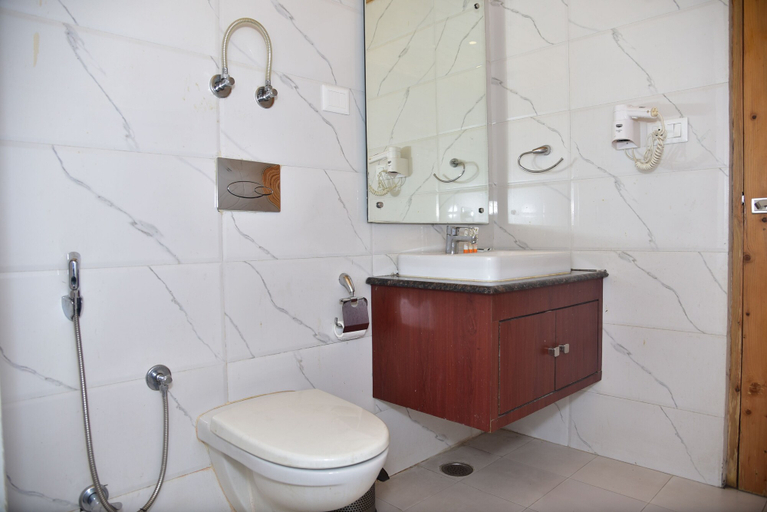 Bathroom 3, Chandertal Regency Hotel & Spa, Manali, Kullu