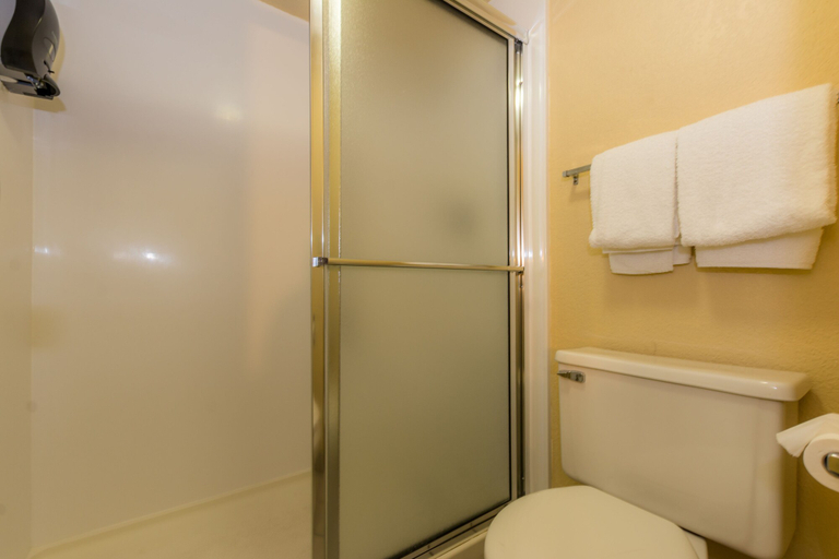 Bathroom 5, Super 10, Oklahoma