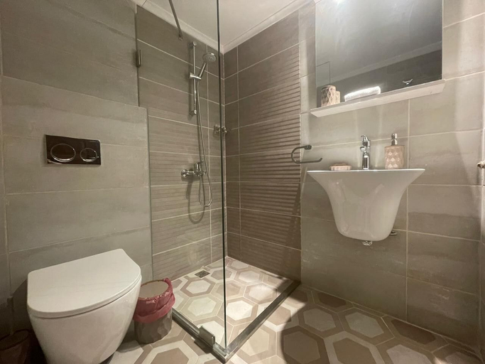 Bathroom 3, Beit Laure, Koura
