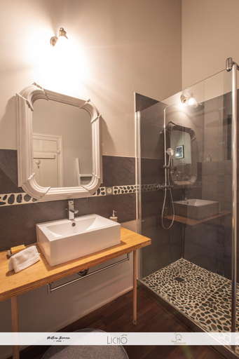 Bathroom 5, Maison des Quatre Saisons, Gironde