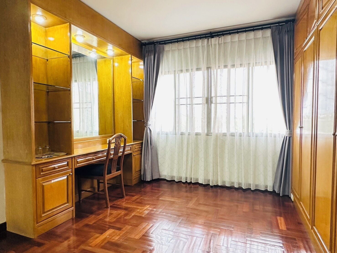 Others 4, Meriton101, Phra Khanong