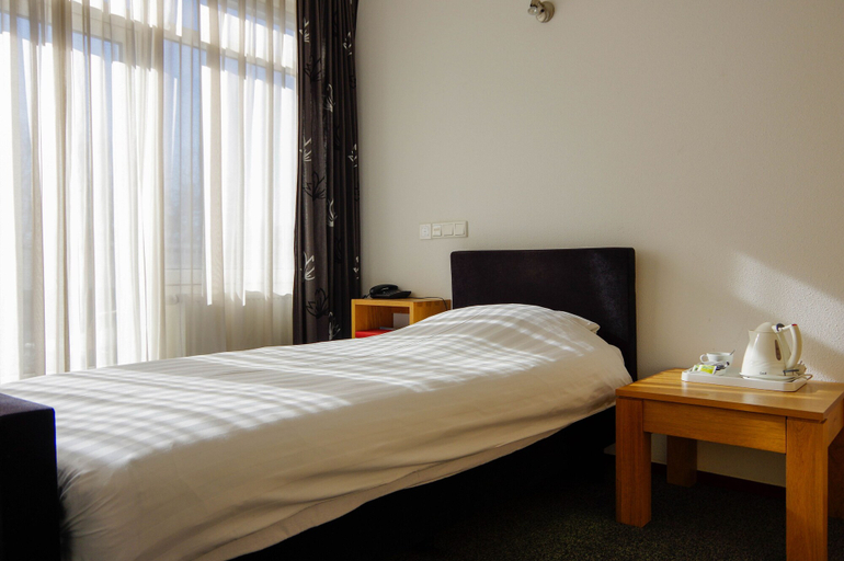 Bedroom 3, Hotel and Restaurant van Saaze, Noordoostpolder