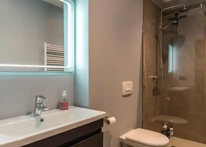Bathroom 3, Modern Apartment in Akureyri, Akureyri