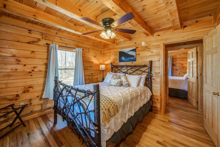 Bedroom 2, Eager Beaver Lodge, Fannin