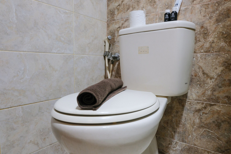 Bathroom 3, Spacious 2Br Apartment At Galeri Ciumbuleuit 1, Bandung