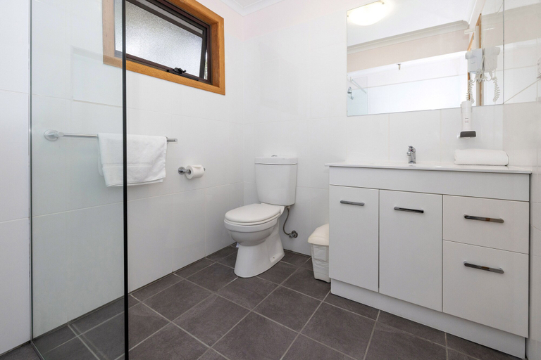 Bathroom 3, Iluka Holiday Centre, Glamorgan-Spring Bay