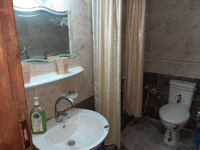 Bathroom 5, Gohar Guest House, Al-Ahram