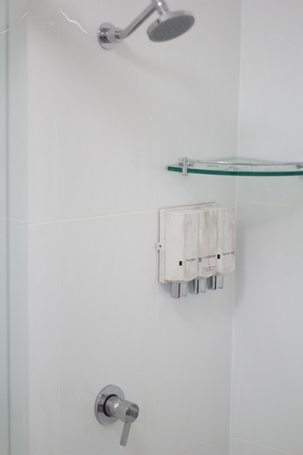 Bathroom 5, Cara Motel, Maryborough