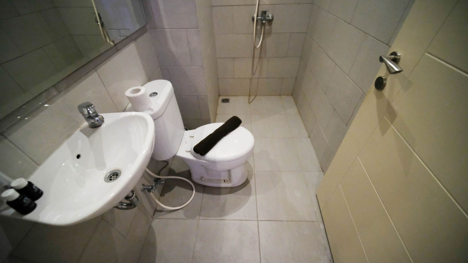 Bathroom 5, Simple And Cozy Studio At Benson Supermall Mansion Apartment, Surabaya