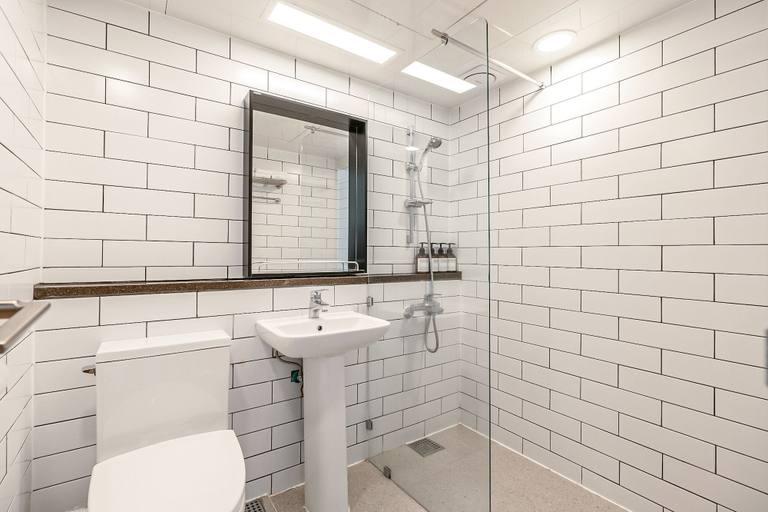 Bathroom 5, Heyy Seogwipo, Seogwipo