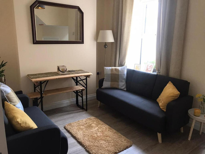 Others 5, 5 Guests - Helens House Derry City Centre - 3 Bed, Derry and Strabane