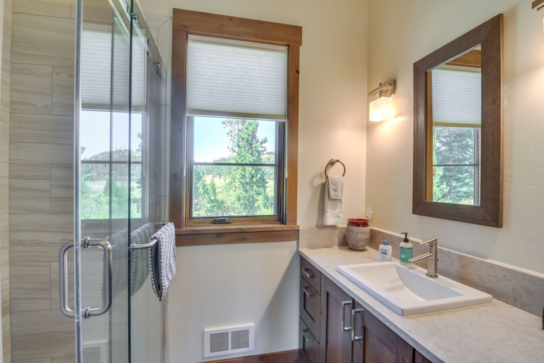 Bathroom 4, Cozy Fraser Cabin w/ Views & Moose Sightings!, Grand