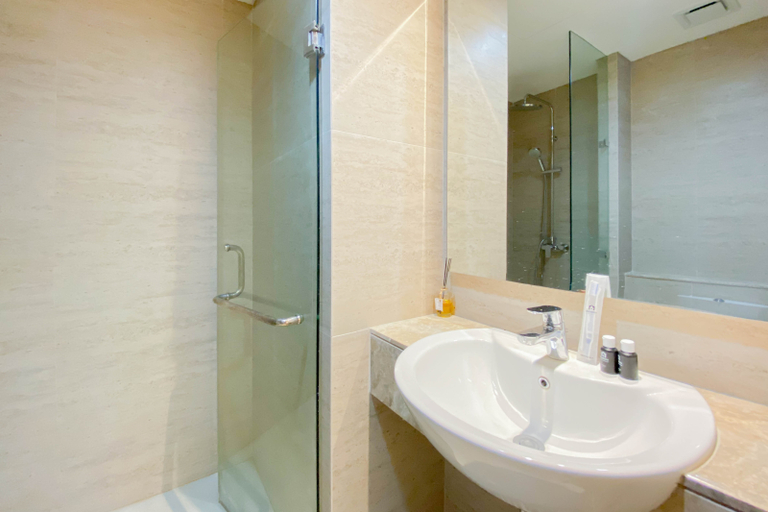 Bathroom 5, Well Furnished and Comfortable 2BR Apartment Gold Coast By Travelio, Jakarta Utara
