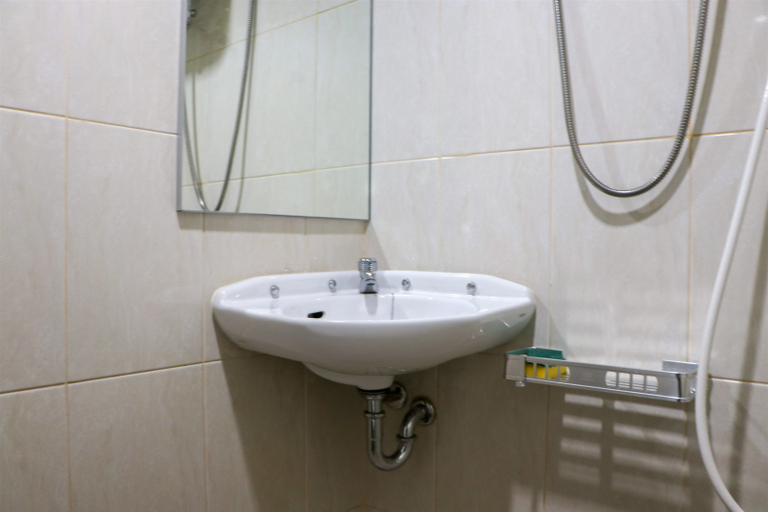 Bathroom 2, Minimalist Studio Apartment at Osaka Riverview PIK 2 By Travelio, Tangerang