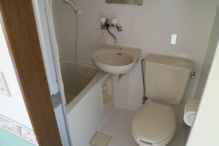 Bathroom, B&B Guest House Rin No Yado, Itō