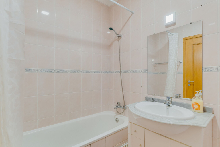 Bathroom 2, Esfera I, Santa Cruz