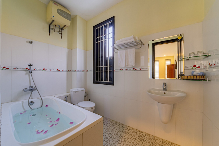 Bathroom 5, Hoi An Golden Heart Villa, Da Nang