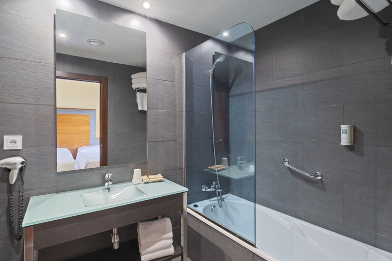 Bathroom 5, F&G Logroño Hotel, La Rioja