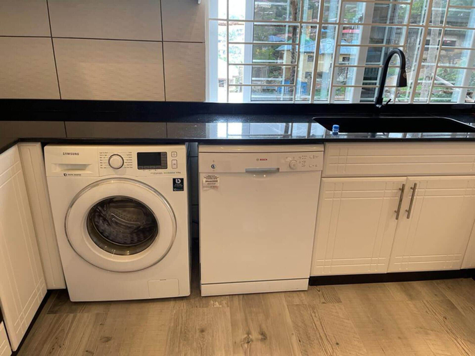 Interior 4, 2 Bed Apartment Sleeps 4 - Jacuzzi, Parking, Wifi, Western Urban