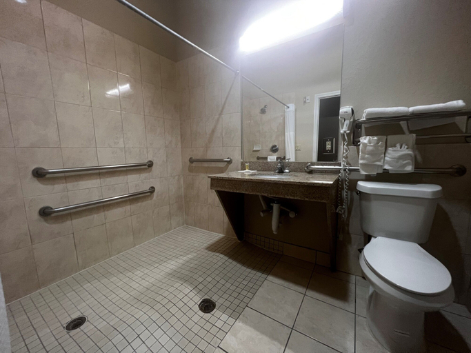 Bathroom 4, Super 8 by Wyndham IAH West/Greenspoint, Houston