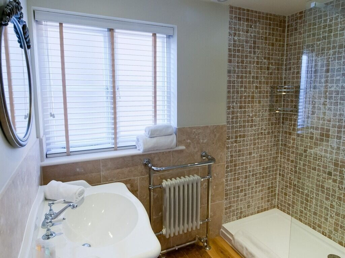 Bathroom 3, The White Hart, Oxfordshire
