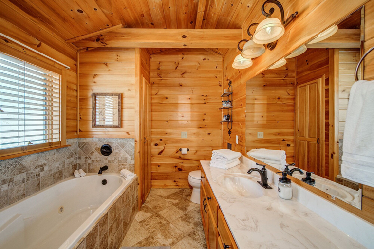 Bathroom 3, Eager Beaver Lodge, Fannin