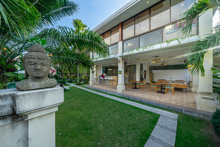 Exterior & Views