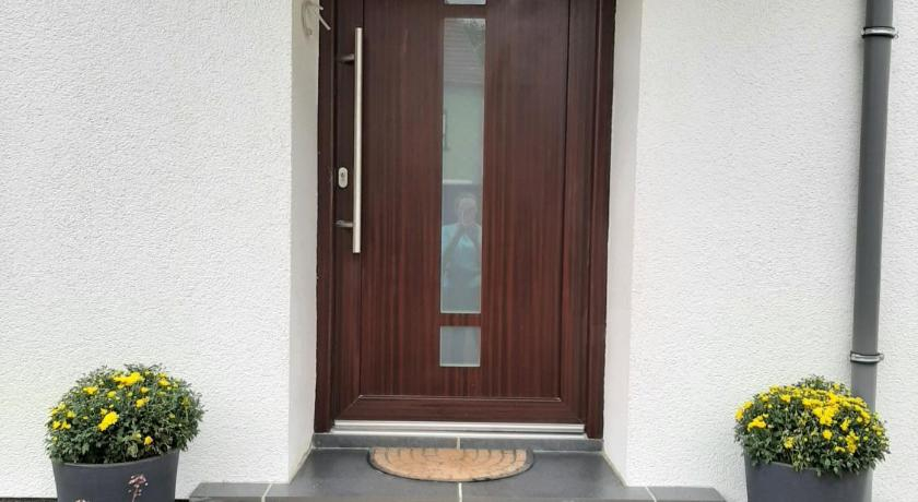 Design Maisonette-2 Schlafzimmer-bis 7 Pers-Vollwertige Kuche-Parkplatz-WiFi-Terrasse, Neunkirchen