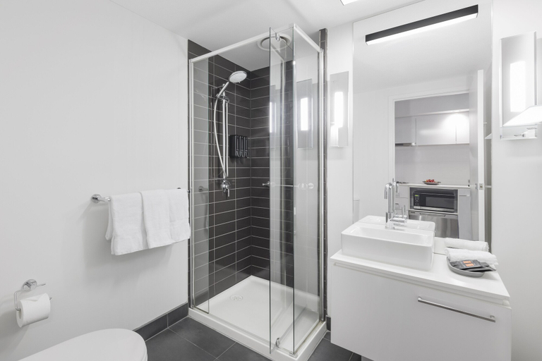 Bathroom 4, Oaks Melbourne St Kilda Road Hotel, Melbourne