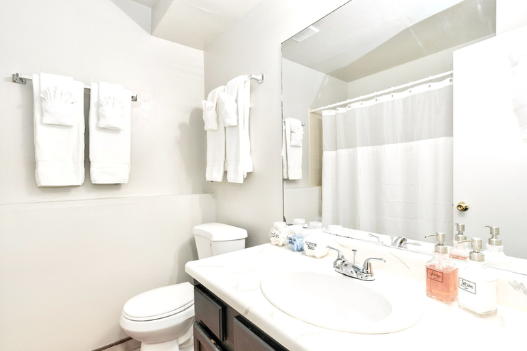 Bathroom, The Hygge apt C, El Paso