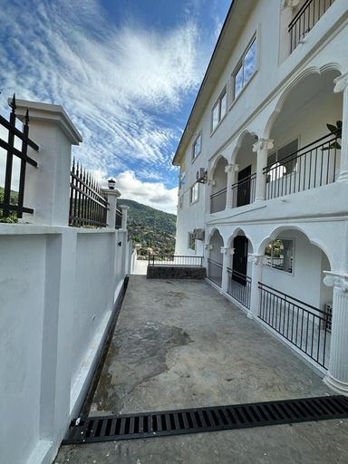 Property grounds 2, 2 Bed Apartment Sleeps 4 - Jacuzzi, Parking, Wifi, Western Urban