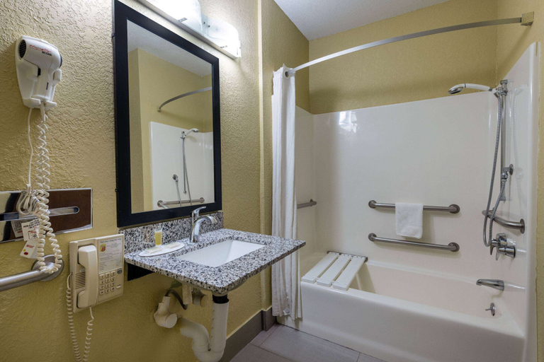 Bathroom 4, Super 8 by Wyndham Nixa/Springfield Area, Christian